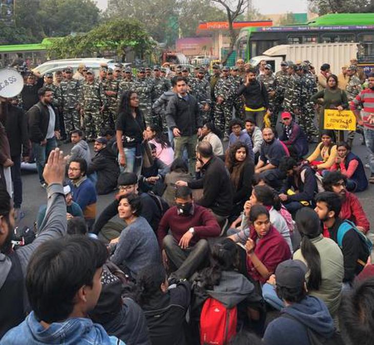 https://th.thgim.com/news/cities/Delhi/ebcqg/article30251754.ece/alternates/FREE_730/vbk-jnu-protest-1