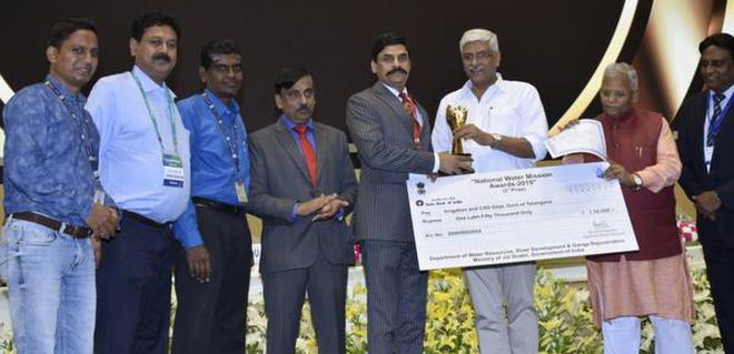 Nagarjunasagar modernisation project director G. Malsur receiving the award from Union Minister for Jal Shakti Gajendra Singh Shekhawat, Minister of State Ratan Lal Khattar and water resources secretary U.P. Singh in New Delhi on Wednesday.