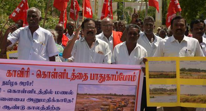 Tamil Nadu Vivasayigal Sangam members staging a demonstration in front of Tiruchi Collectorate on Friday.
