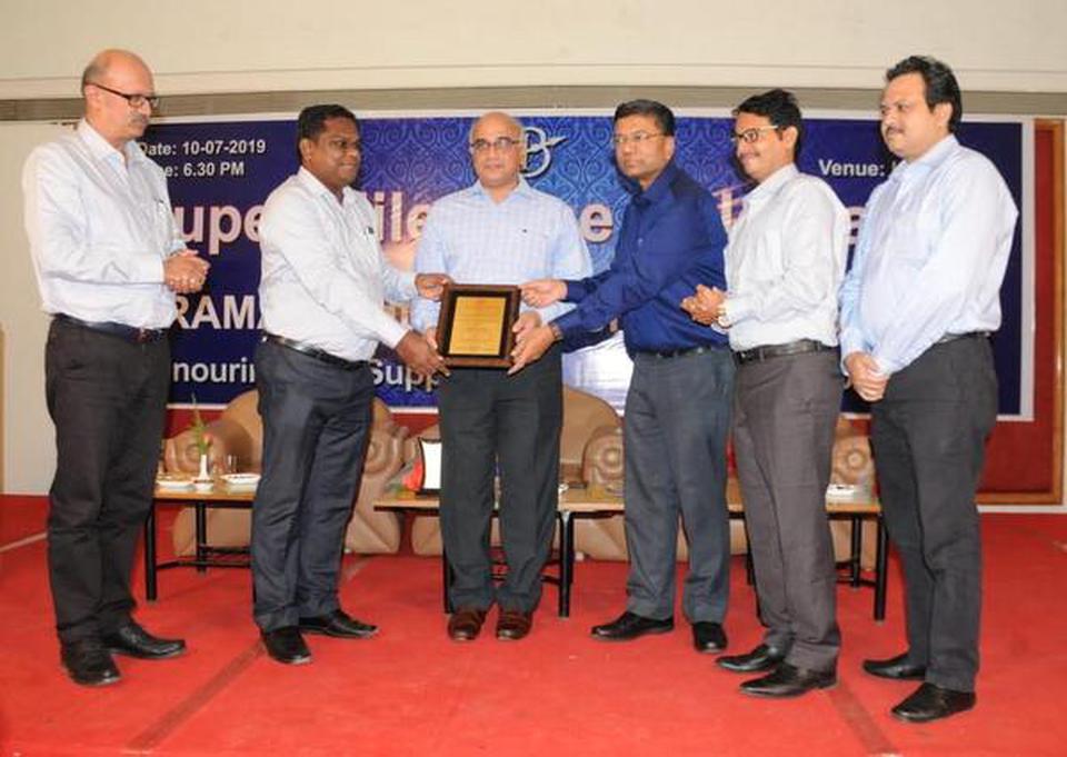R. Padmanabhan, Executive Director, BHEL-Tiruchi, handing over Best Supplier Award to Vinoth Gupta, General Manager, Marketing, Southern Region, SAIL, and S.J. Basha, Branch Manager, SAIL-Tiruchi.