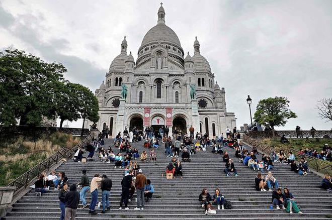 Prolonged crisis: People in front of the Basilica of the Sacred Heart of Paris after a partial lifting of restrictions imposed two months ago to fight the pandemic.