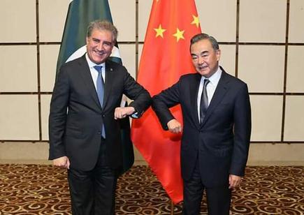 Pakistan’s Foreign Minister Shah Mahmood Qureshi, left, and his Chinese counterpart Wang Yi at the talks held in China’s Hainan province.