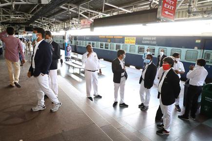 Railway staff brush up on social distancing etiquette - The Hindu