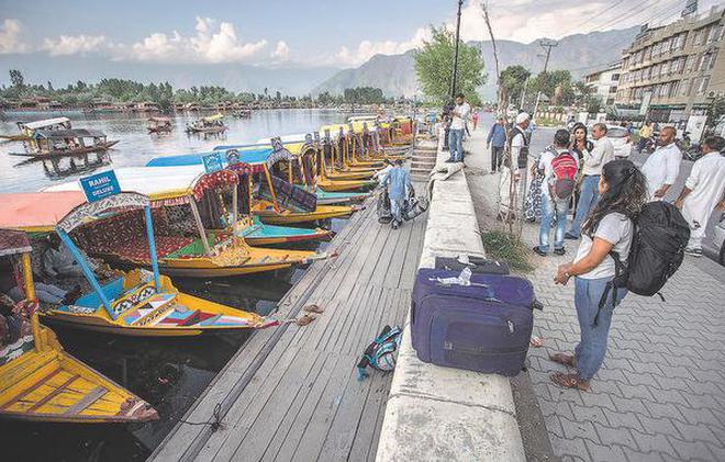 Αποτέλεσμα εικόνας για Footfall of tourists in Kashmir increases after the government lifted its advisory
