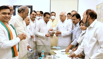 Balendu Shukla joins Congress in the presence of State party chief Kamal Nath in Bhopal on Friday.