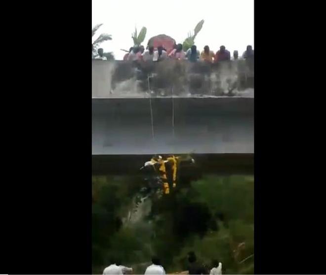 A screenshot from a viral video showing the body of a Dalit man being lowered from a bridge as caste Hindus had reportedly barred access to lands encroached by them. Photo: Special Arrangement