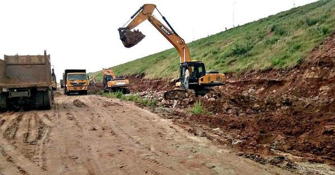Repairs being done to the Mid Manair Dam reservoir bund in Rajanna-Sircilla district on Friday.