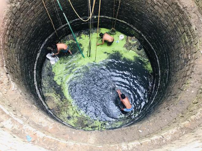 A huge open well in Devanhalli being desilted.